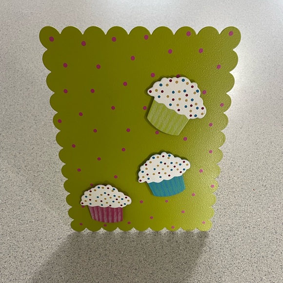 Magnetic Cupcake Photo Display - Picture 4 of 5